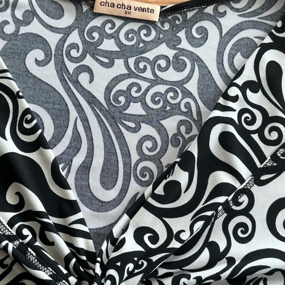Cha Cha Vente Black and White Swirl Blouse, 2X, pit-to-pit 22” - Picture 2 of 5